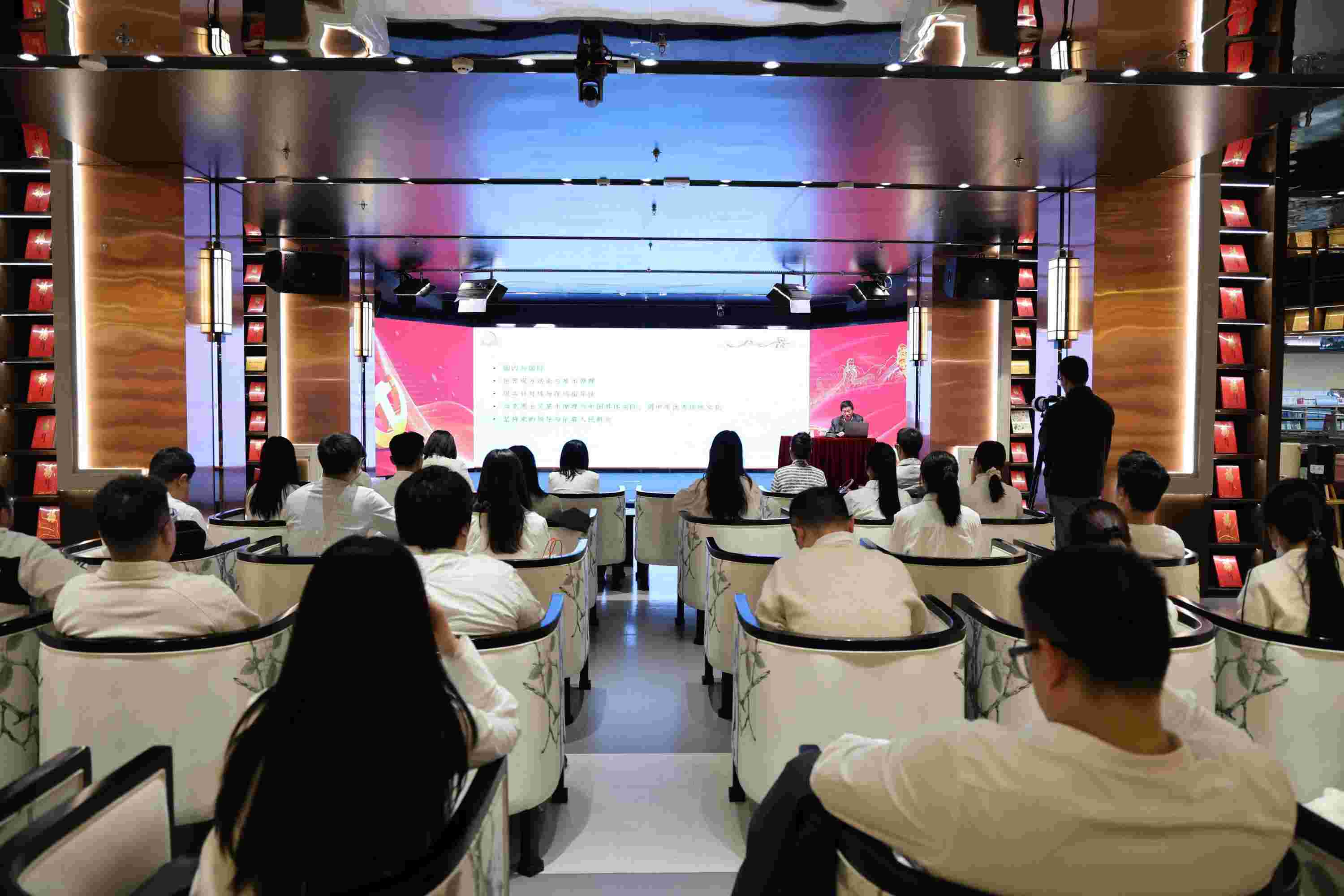 1765242799222060562.jpg 共学《习近平谈治国理政》第五卷︱银企携手推动青年理论学习“活”起来 (5).jpg